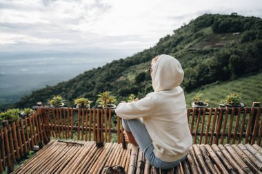 Tayland 'ın kuzeyinde, Mon Jam' de çilek tarlasında bir kadın oturuyor.