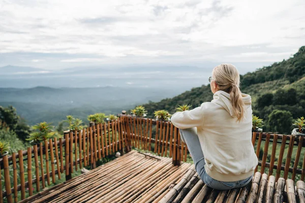 Mulher Está Sentada Mirante Campo Morango Mon Jam Norte Tailândia — Fotografia de Stock