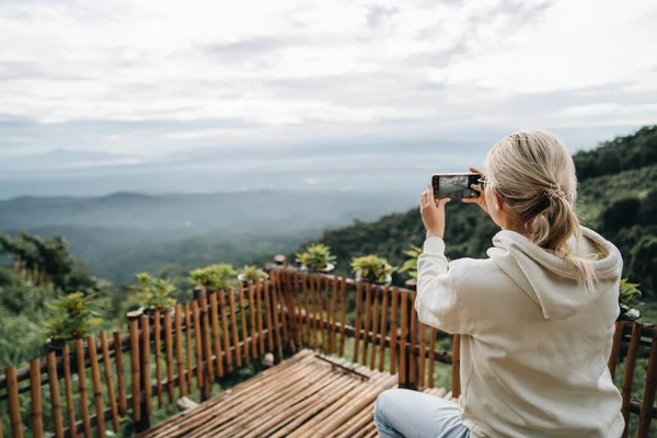 Femme Prend Une Photo Lever Soleil Point Vue Dans Champ — Photo