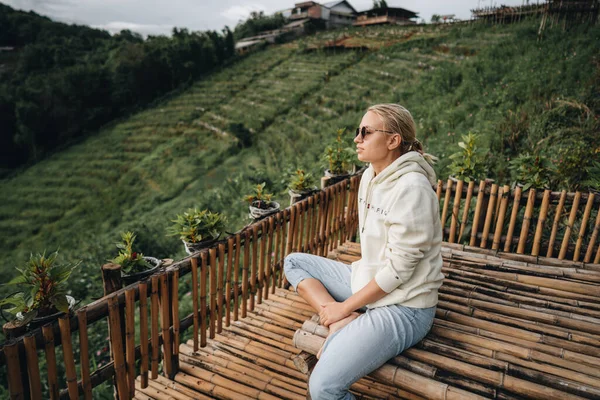 Jovem Está Sentado Ponte Bambu Ponto Vista Campo Morango Mon — Fotografia de Stock