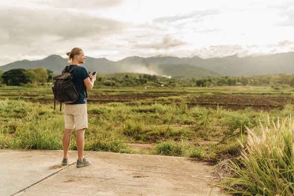 Wisatawan Backpacker Sedang Membuat Foto Pemandangan Matahari Terbenam Pai Thailand — Stok Foto