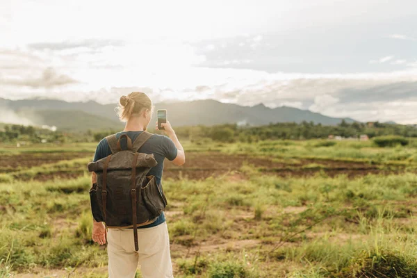 Backpacker Turysta Robi Zdjęcie Krajobrazu Zachodu Słońca Pai Tajlandii — Zdjęcie stockowe