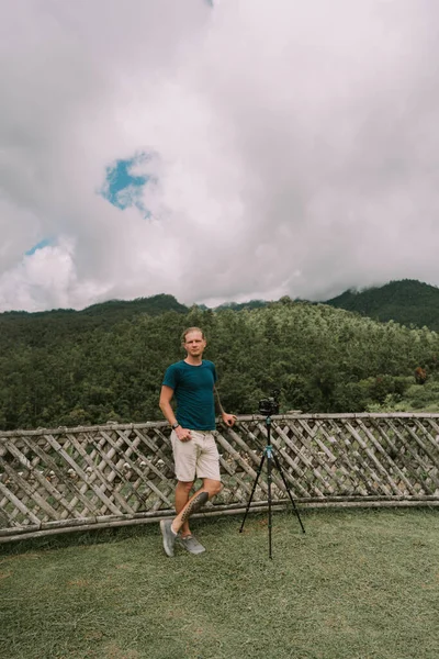 Seorang Fotografer Dengan Kamera Tripod Sedang Berdiri Yun Lai Viewpoint — Stok Foto