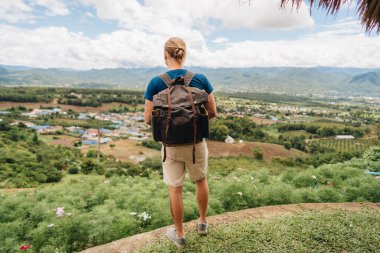 Sırt çantalı turist Pai 'deki Yun Lai Varış Noktasında duruyor.