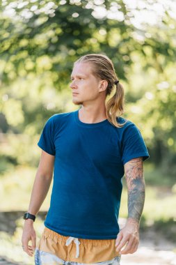 Tayland 'ın Pai kentindeki Bambu Köprüsü' nde yürüyen turist Boon Ko Ku Soo.