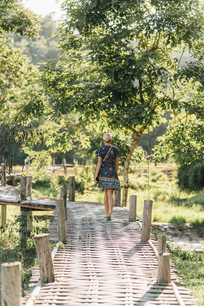 Turystka Spacerująca Moście Bamboo Przez Pola Ryżowe Boon Soo Pai — Zdjęcie stockowe
