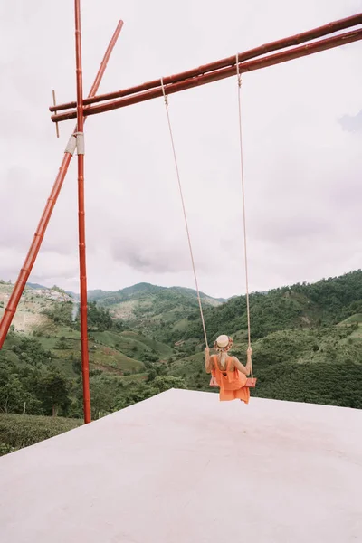 Wanita Berayun Atas Ayunan Besar Perkebunan Teh Gunung Doi Mae — Stok Foto