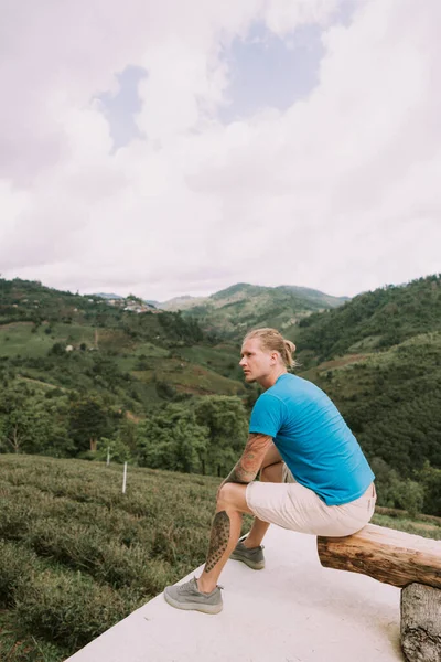 Homem Turista Sentado Banco Plantação Chá Montanha Doi Mae Salong — Fotografia de Stock