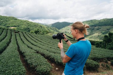 Dağdaki Çay Çiftliği 'nde fotoğrafçı Doi Mae Salong, Chiang Rai, Tayland