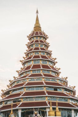 Çin usulü Pagoda Wat Huay Pla Kang 'da, Büyük Buda tapınağı olarak bilinen gün batımında Chiang Rai, Kuzey Tayland