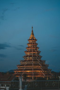 Çin usulü Pagoda Wat Huay Pla Kang 'da, Büyük Buda tapınağı olarak bilinen gün batımında Chiang Rai, Kuzey Tayland