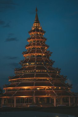 Çin usulü Pagoda Wat Huay Pla Kang 'da, Büyük Buda tapınağı olarak bilinen gün batımında Chiang Rai, Kuzey Tayland