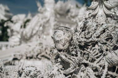 Beyaz Tapınak olarak bilinen Wat Rong Khun 'un yakın çekim detayları. Chiang Rai, Tayland