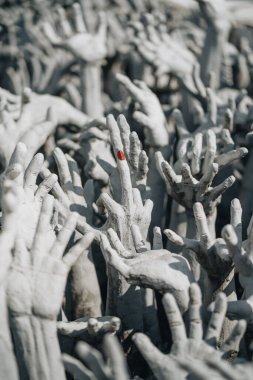 Beyaz Tapınak olarak bilinen Wat Rong Khun 'un yakın çekim detayları. Chiang Rai, Tayland