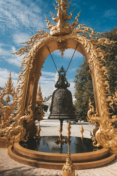Velký zvon ve Wat Rong Khun, známý jako Bílý chrám — Stock fotografie