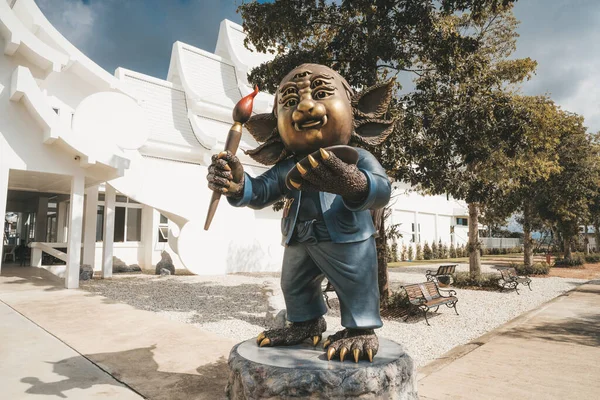 Statue einer Märchenfigur mit vier Augen Wat Rong Khun, bekannt als Weißer Tempel — Stockfoto