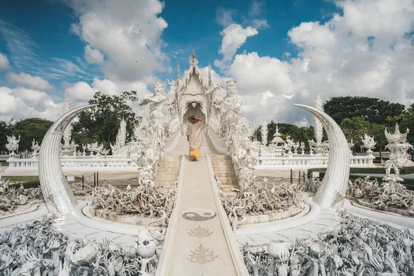 Mulher turista caminhando em Wat Rong Khun, conhecido como o Templo Branco. — Fotografia de Stock