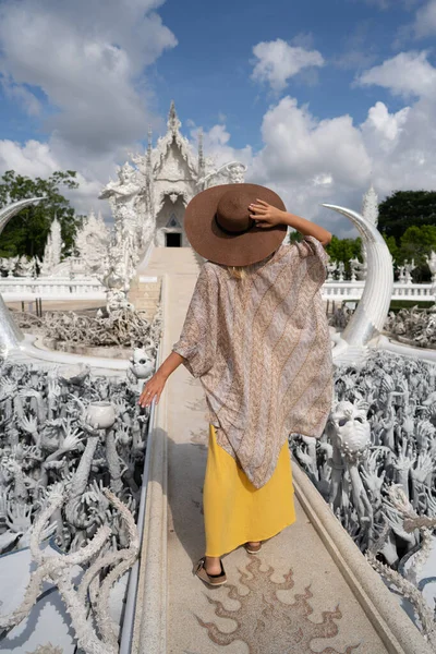 Walkng turista mujer en Wat Rong Khun, conocido como el Templo Blanco. — Foto de Stock