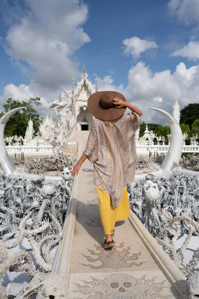 Walkng turista mujer en Wat Rong Khun, conocido como el Templo Blanco. — Foto de Stock