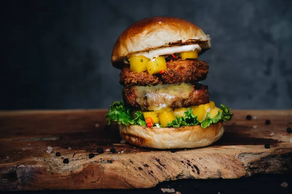Burger Mango Krewetki Tempura Drewnianej Desce Ciemnym Tle — Zdjęcie stockowe