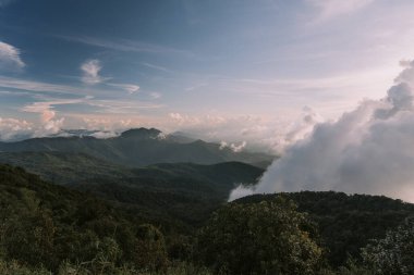 Tayland Doi Ithanon 'un en yüksek noktasında gün batımının manzarası