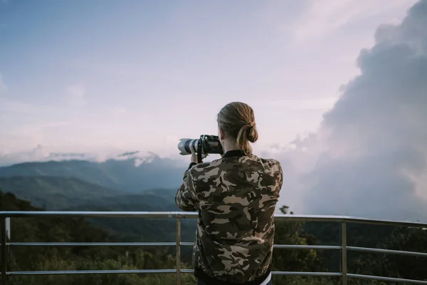 Mężczyzna Fotograf Kamuflażu Kurtka Fotografowania Zachód Słońca Teleobiektywem Najwyższym Punkcie — Zdjęcie stockowe