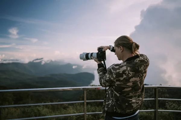 Mężczyzna Fotograf Kamuflażu Kurtka Fotografowania Zachód Słońca Teleobiektywem Najwyższym Punkcie — Zdjęcie stockowe