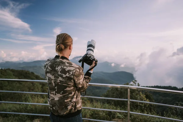 Homme Photographe Dans Une Veste Camouflage Tir Coucher Soleil Avec — Photo