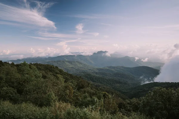 Tayland Doi Ithanon 'un en yüksek noktasında gün batımının manzarası