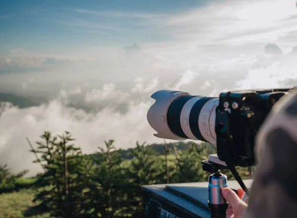 Mężczyzna Fotograf Kamuflażu Kurtka Fotografowania Zachód Słońca Teleobiektywem Najwyższym Punkcie — Zdjęcie stockowe