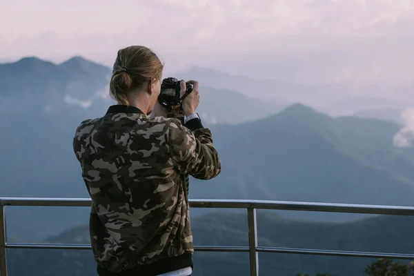 Mężczyzna Fotograf Kamuflażu Kurtka Fotografowania Zachód Słońca Teleobiektywem Najwyższym Punkcie — Zdjęcie stockowe