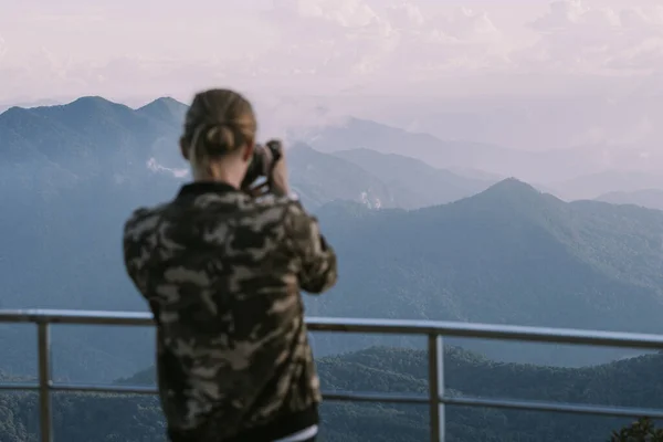 Mężczyzna Fotograf Kamuflażu Kurtka Fotografowania Zachód Słońca Teleobiektywem Najwyższym Punkcie — Zdjęcie stockowe