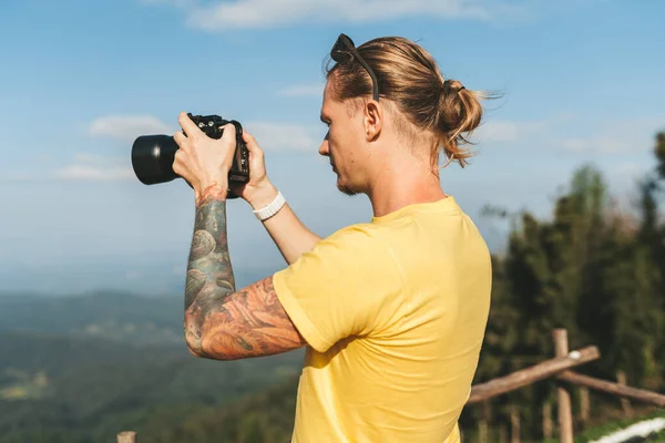 Seorang Fotografer Dengan Kaos Kuning Sedang Membuat Foto Pemandangan Indah — Stok Foto