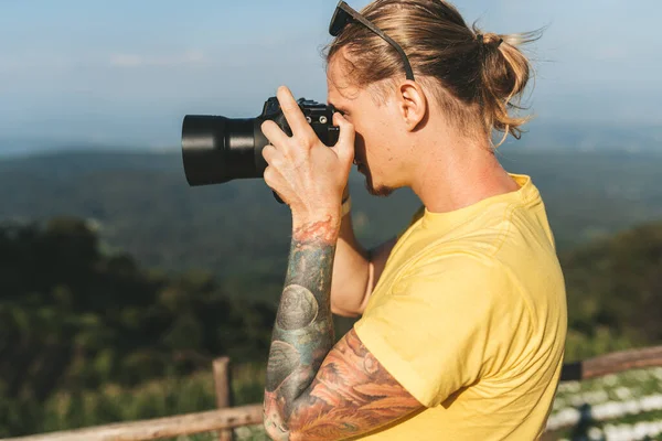 Seorang Fotografer Dengan Kaos Kuning Sedang Membuat Foto Pemandangan Indah — Stok Foto