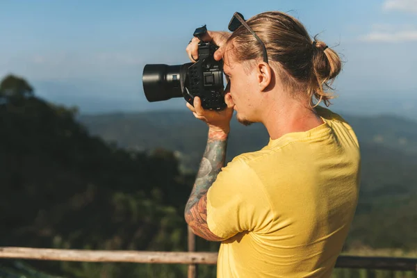 Człowiek Fotograf Żółtej Koszuli Podejmowania Zdjęcie Pięknego Krajobrazu Północy Chiang — Zdjęcie stockowe