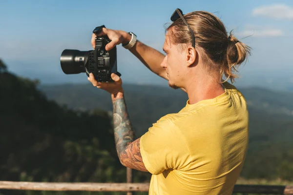 Seorang Fotografer Dengan Kaos Kuning Sedang Membuat Foto Pemandangan Indah — Stok Foto