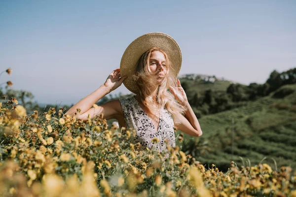 Kvinna Klänning Och Halm Hatt Promenader Blomma Fält Bergen Mon — Stockfoto