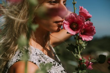 Mon Jam 'de kırmızı çiçekli kadın portresi