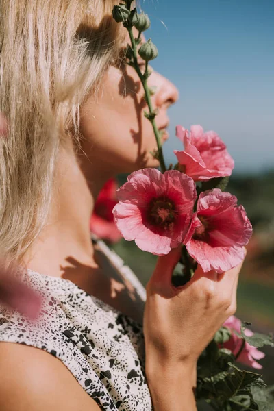 Portret Kobiety Czerwonych Kwiatach Mon Jam — Zdjęcie stockowe