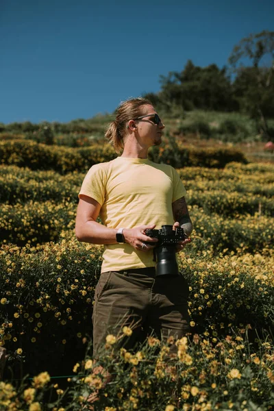 Man Photographer Yellow Tshirt Standing Field Yellow Flowers North Chiang — 스톡 사진