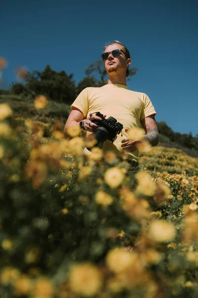 Homem Fotógrafo Camiseta Amarela Campo Com Flores Amarelas Norte Chiang — Fotografia de Stock