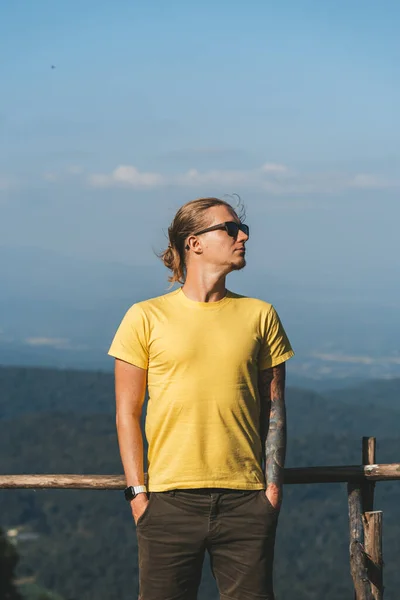 Man Tourist Yellow Tshirt Standing Viewpoint High North Chiang Mai — 스톡 사진