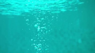 Yüzme havuzunda su kabarcıkları (sualtı çekimi), arka plan için iyidir.