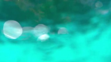 Yüzme havuzunda su kabarcıkları (sualtı çekimi), arka plan için iyidir.