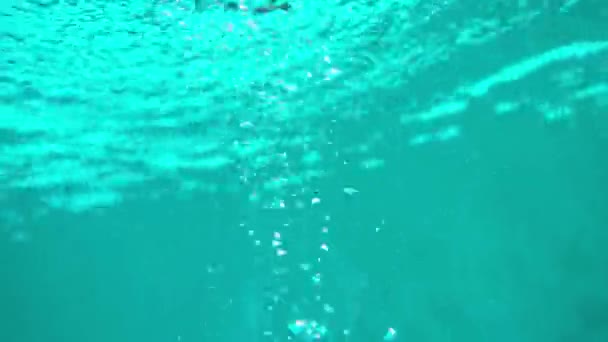 水泳プール内の水に気泡 水中ショット 背景のために良い — ストック動画