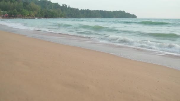 Paysage de plage de sable au coucher du soleil. Vagues sur la mer. Phare — Video