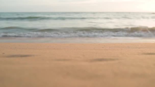 Arena paisaje de playa al atardecer. Olas en el mar. Faro — Vídeo de stock