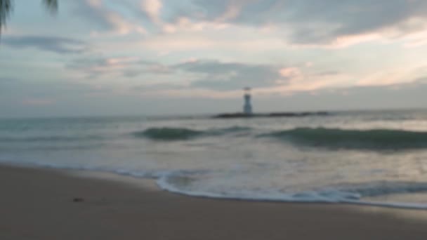 Sandstrandlandschaft bei Sonnenuntergang. Wellen auf dem Meer. Leuchtturm — Stockvideo