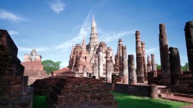 Eski Buda heykeli gün doğumunda Tayland 'daki Sukhotai Ulusal Parkı' nda. El kamerasıyla.