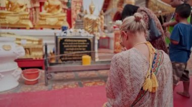 Wat Phrathat Doi Suthep Theravada Budist tapınağında dua eden kadın, Tayland 'ın Chiang Mai eyaletinde. El kamerasıyla.